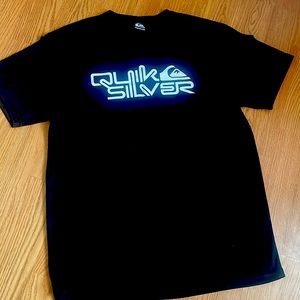 I’m selling a used Quilsilver rash guard!